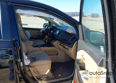 2018 Kia Sedona Lx z USA, uszkodzony, nr VIN KNDMB5C10J6407098